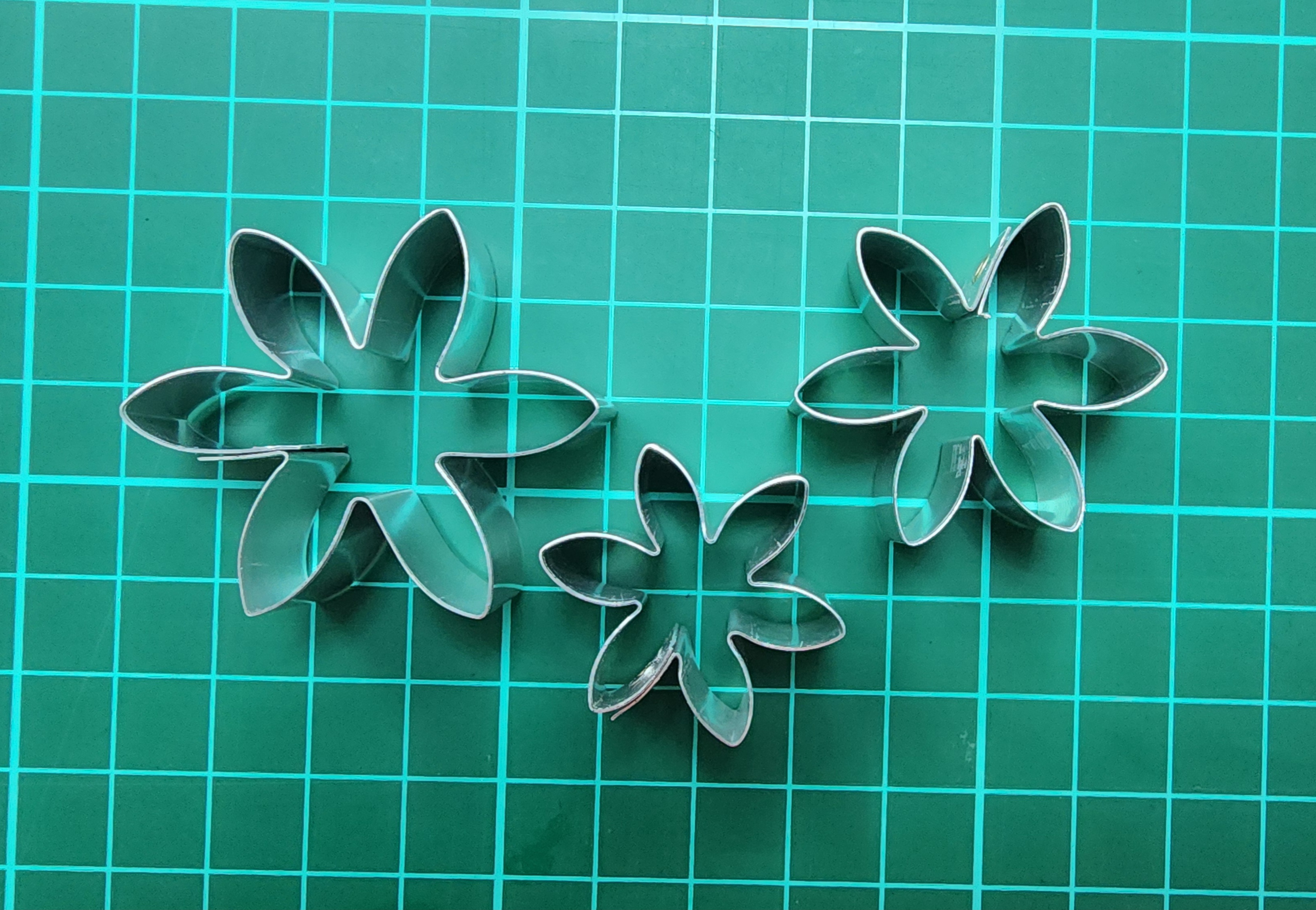 Tuberose cutter